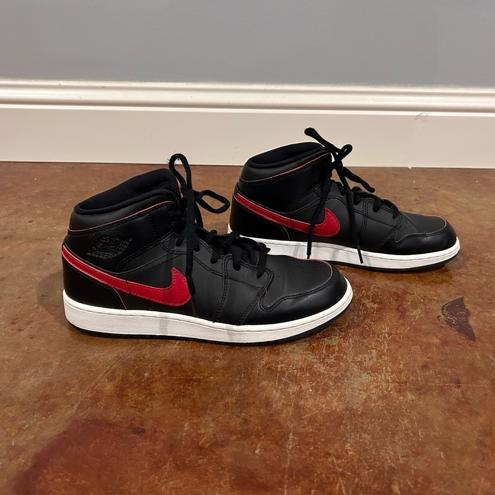 Air Jordan 1 Retro Mid GS 'Black Gym Red'​ size 7y